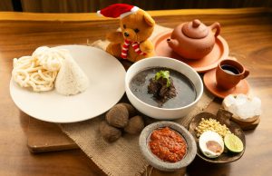 Bahayakah Jika Anak Tidak Mau Makan Nasi? Ini Dampak dan Solusinya untuk Kesehatan Si Kecil Anak kecil tersenyum menikmati nasi setelah mengonsumsi vitamin penambah selera makan