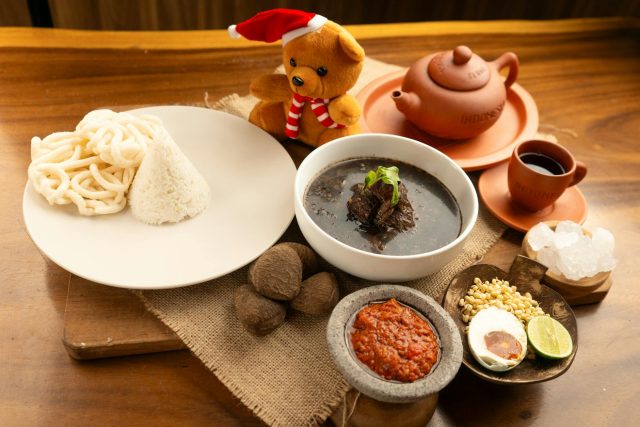 Anak kecil tersenyum menikmati nasi setelah mengonsumsi vitamin penambah selera makan