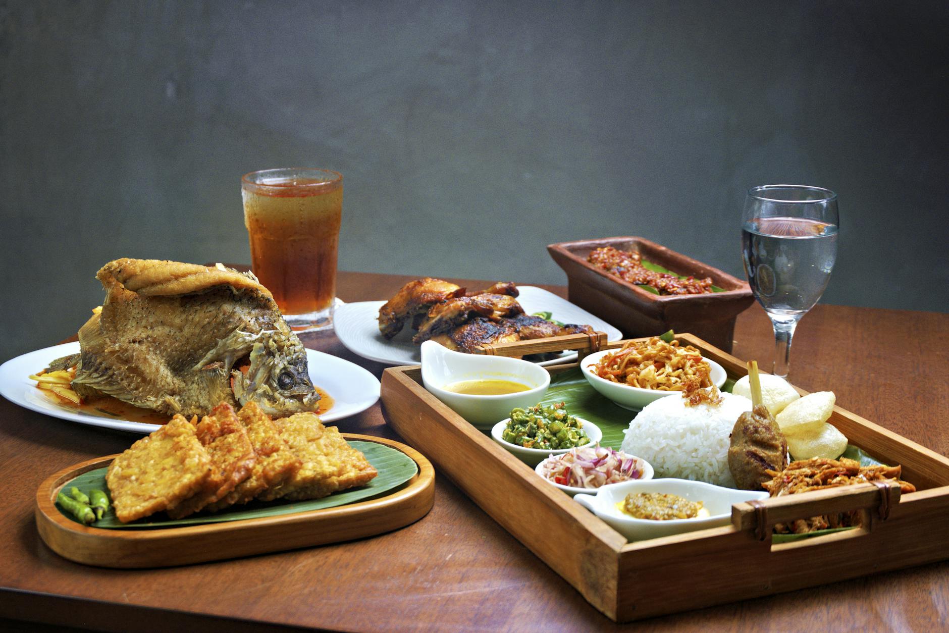 Anak kecil menolak makan nasi di meja makan, terlihat raut wajah bingung dan garpu terangkat.