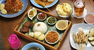 Bahayakah Jika Anak Tidak Mau Makan Nasi? Fakta Nutrisi, Risiko, dan Solusinya Anak menolak makan nasi, terlihat mual dan muntah di meja makan.