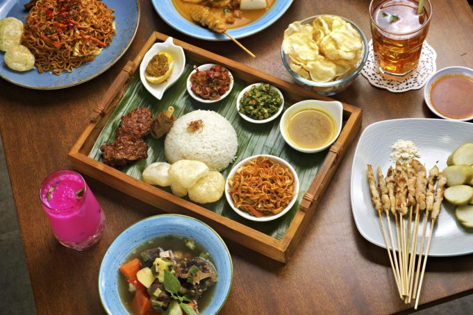 Bahayakah Jika Anak Tidak Mau Makan Nasi? Dampak, Penyebab, dan Solusi Praktis untuk Orang Tua Anak 1 tahun dengan semangkuk nasi, senyum puas, tips membuatnya mau makan nasi secara alami