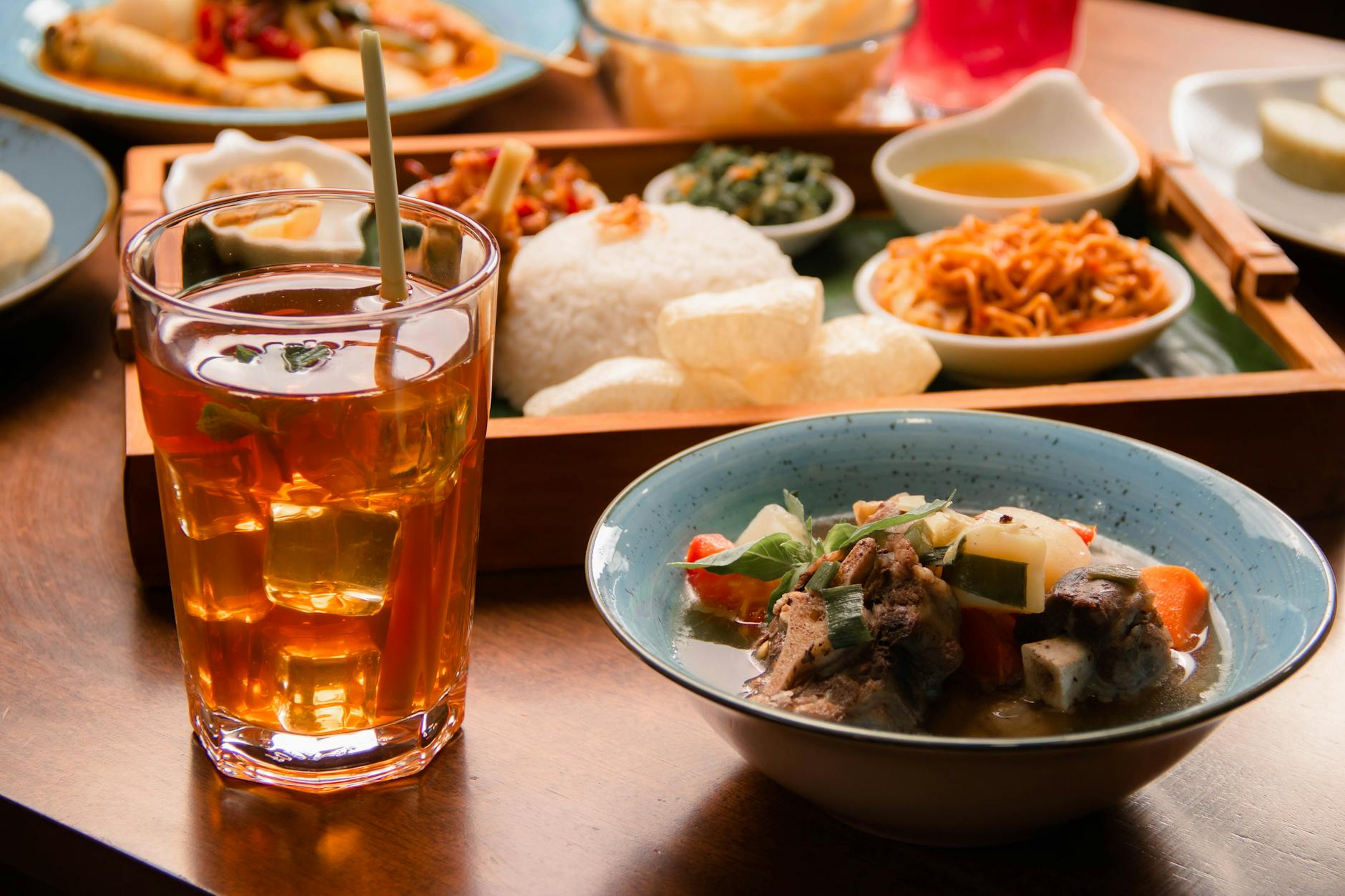 Anak menolak nasi, memilih camilan ringan seperti keripik dan buah, terlihat bingung di meja makan.