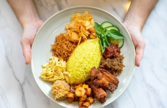 Cara Membuat Anak 1 Tahun Suka Makan Nasi: 7 Tips Praktis yang Terbukti Berhasil Anak menolak nasi dan hanya mengisap susu formula, menggambarkan kebiasaan makan yang selektif.