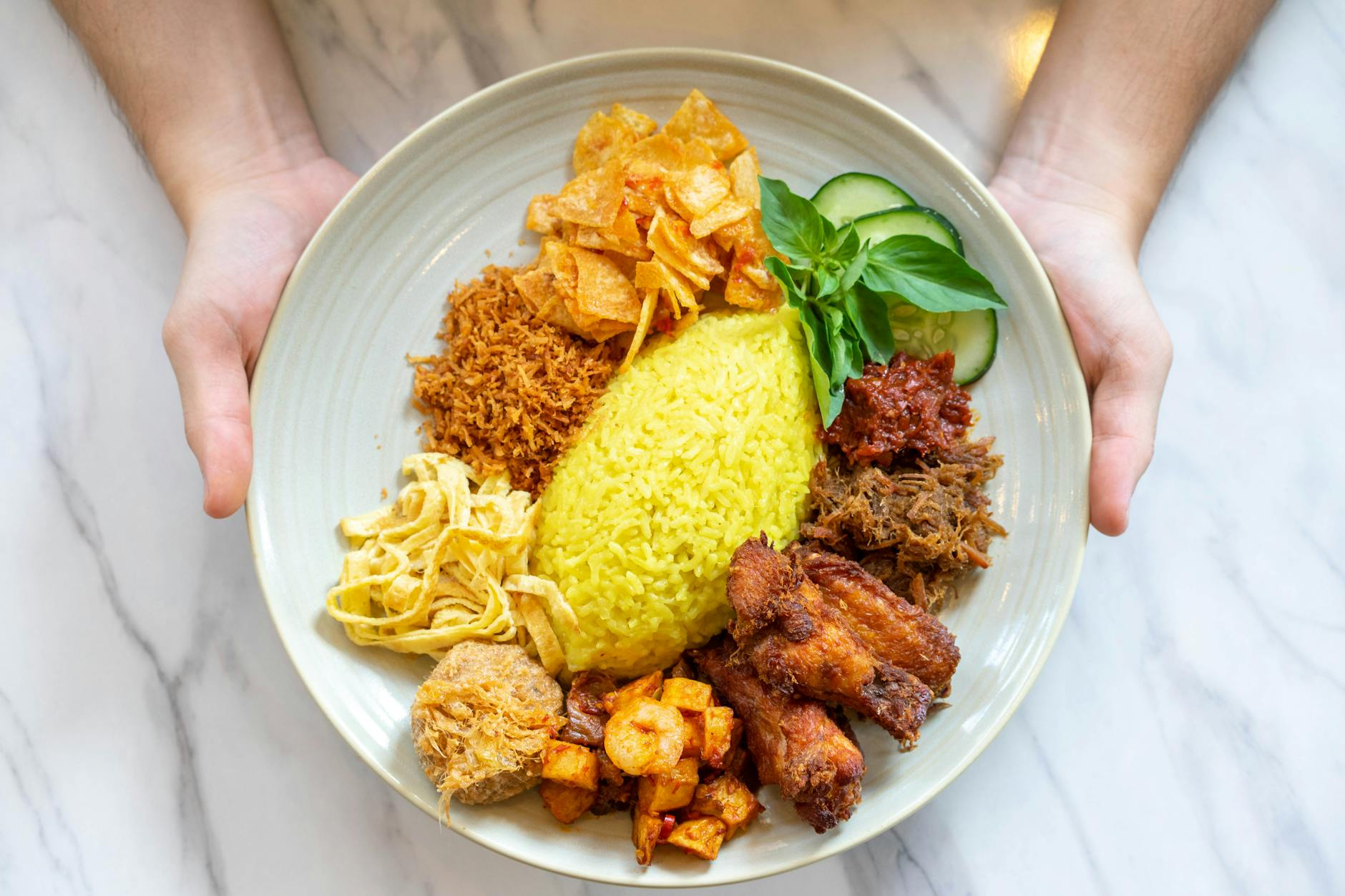 Anak menolak nasi, hanya meminum susu formula dengan ekspresi menolak makanan padat