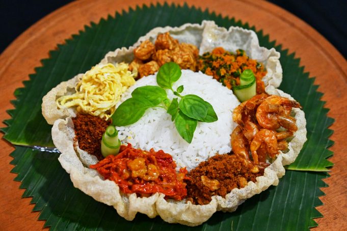 Strategi Cerdas Menghadapi Anak Tidak Mau Makan Nasi Tapi Suka Ngemil: Tips Praktis dan Efektif untuk Orang Tua Anak kecil menolak makan nasi, terlihat ragu dan menggelengkan kepala di meja makan