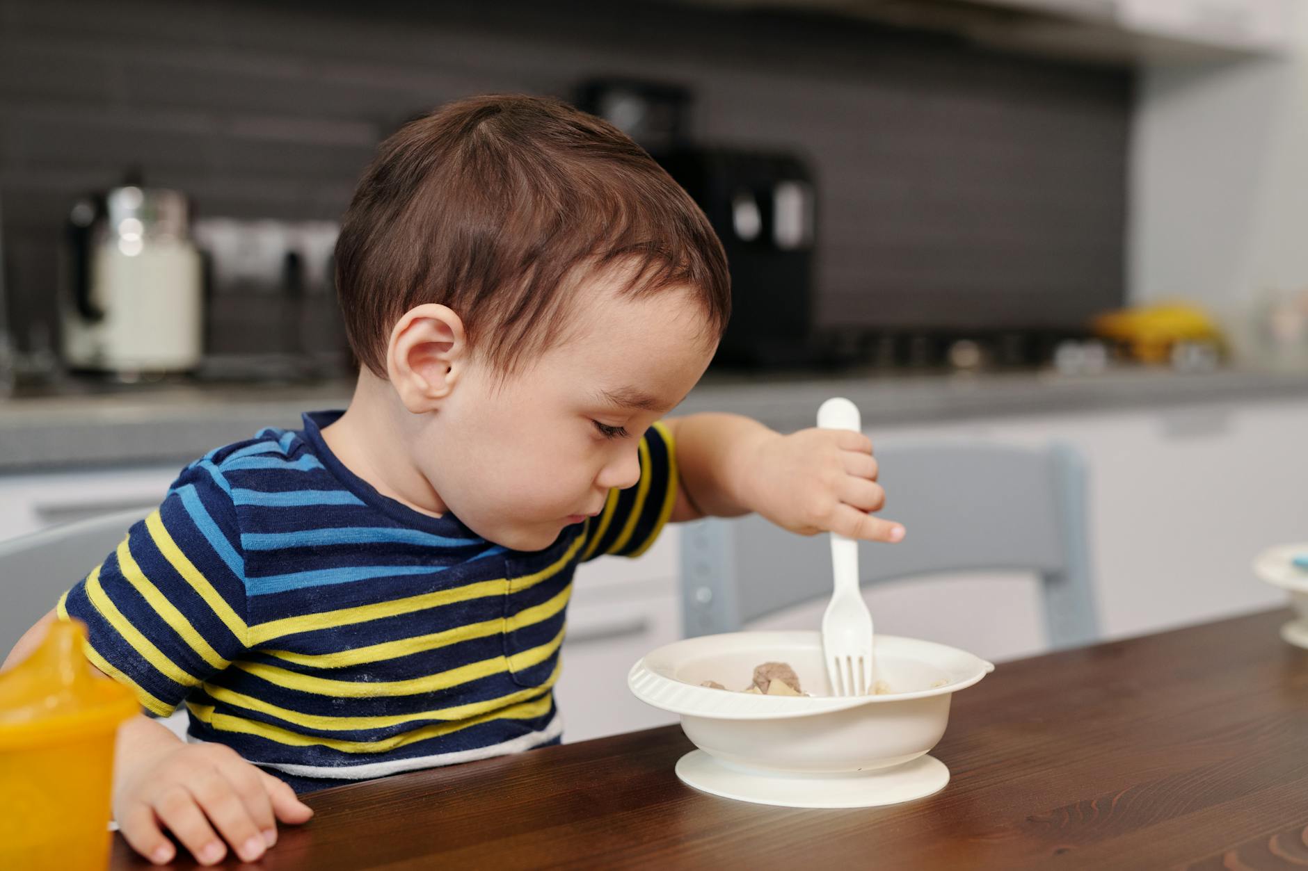 Anak usia 2 tahun tampak enggan makan, menolak makanan dengan ekspresi kurang tertarik