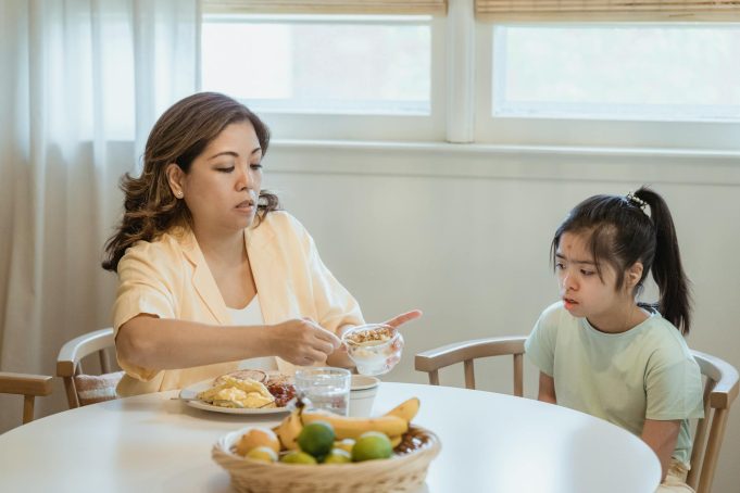 Kenapa Anak Susah Makan? 7 Penyebab Utama & Solusi Praktis untuk Mengatasi Pola Makan yang Menantang Anak kecil menolak makanan di piring, menampilkan kebiasaan susah makan yang umum pada balita.