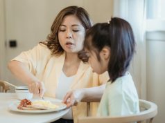 Strategi Praktis Cara Mengatasi Anak Susah Makan Tanpa Stress untuk Keluarga Bahagia Gambar anak kecil menolak sayur, menunjukkan kebingungan orang tua ketika anak susah makan