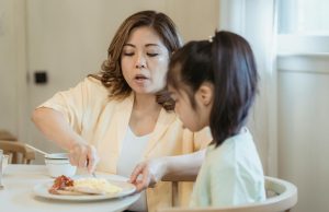Strategi Praktis Cara Mengatasi Anak Susah Makan Tanpa Stress untuk Keluarga Bahagia Gambar anak kecil menolak sayur, menunjukkan kebingungan orang tua ketika anak susah makan