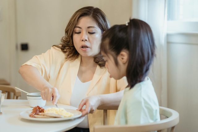 Gambar anak kecil menolak sayur, menunjukkan kebingungan orang tua ketika anak susah makan