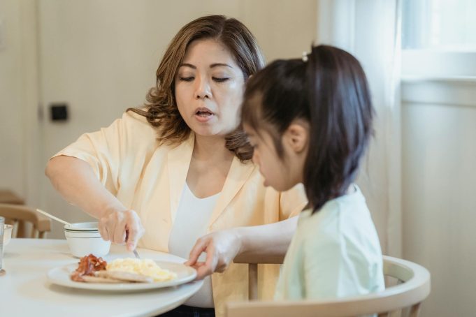 Strategi Praktis Cara Mengatasi Anak Susah Makan Tanpa Stress untuk Keluarga Bahagia Tips mengatasi anak susah makan dengan cara kreatif dan nutrisi seimbang untuk kebiasaan makan sehat