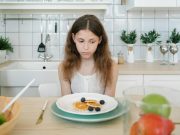 Hipnoterapi Anak Susah Makan, GTM, dan Tantrum Karena Kecanduan Gadget di Banyuwangi: Solusi Praktis untuk Orang Tua Modern Anak kecil menolak makanan di meja makan, menampilkan tantangan orang tua mengatasi susah makan pada balita.