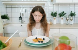 Hipnoterapi Anak Susah Makan, GTM, dan Tantrum Karena Kecanduan Gadget di Banyuwangi: Solusi Praktis untuk Orang Tua Modern Anak kecil menolak makanan di meja makan, menampilkan tantangan orang tua mengatasi susah makan pada balita.