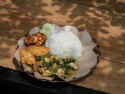 Bahayakah Jika Anak Tidak Mau Makan Nasi? Ini Penjelasan Lengkap untuk Orang Tua Anak kecil menolak makan nasi, mengangkat tangan dengan ekspresi tidak suka.