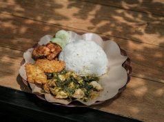 Bahayakah Jika Anak Tidak Mau Makan Nasi? Ini Penjelasan Lengkap untuk Orang Tua Anak kecil menolak makan nasi, mengangkat tangan dengan ekspresi tidak suka.