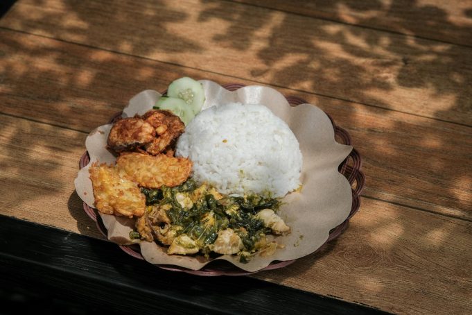 Mengatasi Anak Tidak Mau Makan Nasi dan Muntah: Tips Praktis untuk Orang Tua agar Kembali Sehat dan Ceria Anak menolak makan nasi, terlihat mual dan muntah, menandakan masalah nafsu makan pada balita.