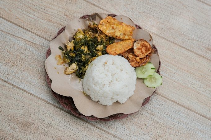 Cara Agar Anak Mau Makan Nasi Usia 1 Tahun: Tips Praktis dan Menyenangkan untuk Si Kecil】 Anak 1 tahun tersenyum sambil memegang sendok, contoh cara mengajak anak makan nasi dengan senang.
